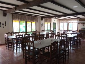 AzuébarHotel Espadan的用餐室设有桌椅和窗户。