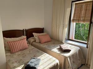 埃尔博斯克Alto de Torrecillas的一间卧室设有两张床和窗户。