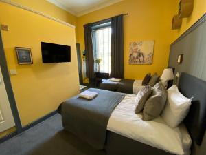 爱丁堡The Residence - 47 Minto St的酒店客房设有两张床和电视。
