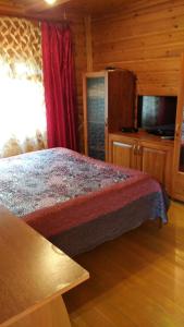 博罗沃耶Гостевой дом Azia的小木屋内一间卧室,配有一张床
