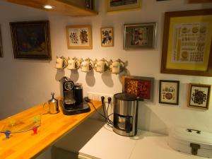 阿尔啼Guest House Bellaguarda的厨房配有带咖啡壶的吧台