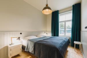 哈普萨卢Villa Fannyhof的一间卧室配有一张带蓝色毯子的床