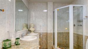 马盖特Boulevard Bonanza by Top Destinations Rentals的一间带两个盥洗盆和淋浴的浴室