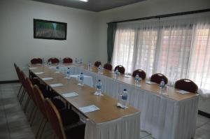 阿鲁沙米利玛尼宾馆的一间会议室,配有长桌子和椅子