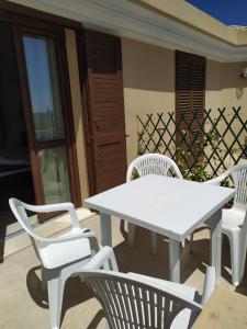 MaracalagonisVilla Maria的庭院里的白色桌椅