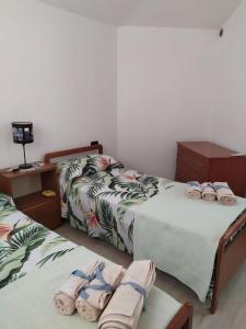 MaracalagonisVilla Maria的一间卧室配有两张带毛巾的床