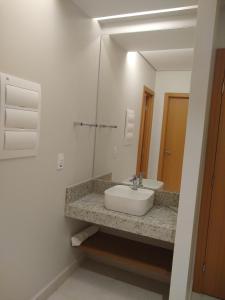 萨利诺波利斯Salinas Exclusive Resort的一间带水槽和镜子的浴室