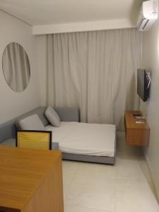 萨利诺波利斯Salinas Exclusive Resort的一间小卧室,配有一张床和镜子