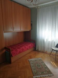 圣弗朗西斯科尔坎姆Villa Signorina的一间小卧室,配有红色的床和椅子