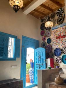 塔哈佐特Taghazout Ocean View的厨房设有蓝色的门和墙上的盘子
