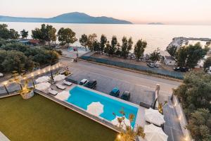 伏罗拉Mazarine Hotel, Vlorë, Albania的享有水上美景的别墅