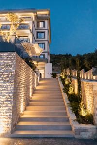 伏罗拉Mazarine Hotel, Vlorë, Albania的通往带灯的建筑的楼梯