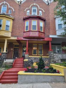巴尔的摩Reservoir Hill Mansion - 4 bedrooms的一座红黄色房子的大型砖砌建筑