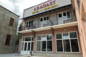 塞凡ARAGAST HOTEL & BREWERY пивоварня的公寓大楼的顶部设有阳台。