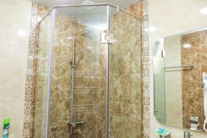 塞凡ARAGAST HOTEL & BREWERY пивоварня的浴室里设有玻璃门淋浴