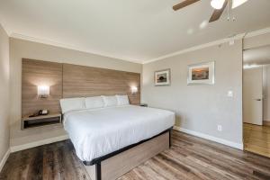 莫罗贝海港屋酒店的一间卧室,卧室内配有一张大床