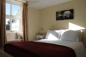 索里贝尔格林住宿加早餐旅馆的卧室配有带白色枕头的床和窗户。