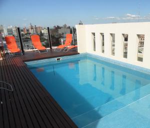 圣尼古拉斯De Los Arroyos Apart Hotel的建筑物屋顶上的游泳池