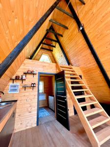ChereshenkaBlackcherry_Ukraine的阁楼上带楼梯的小木屋