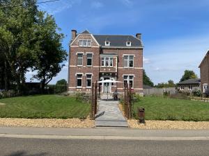 富伦B&B het Notarishuis的前面有走道的大砖房子