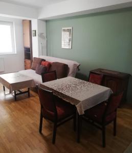 斯科普里apartment24的客厅配有桌子和沙发