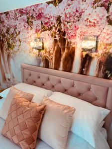 滨海韦斯顿All Seasons Bed & Breakfast - Adults Only的卧室配有鲜花壁画