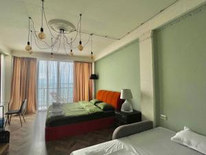 格里戈莱蒂Claude Monet Seaside Hotel的酒店客房设有两张床和窗户。