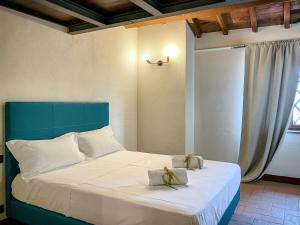 拉戈堡Villaluce Wine Agriturismo的一间卧室配有一张带蓝色床头板和金鞋的床。
