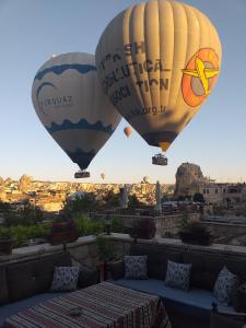 格雷梅谷子德窑洞酒店的两架热气球飞越城市