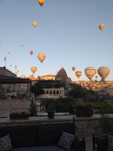 格雷梅谷子德窑洞酒店的一群热气球飞越城市