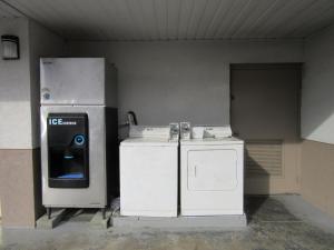 奥古斯塔Heritage Inn Augusta的冰箱和洗衣机