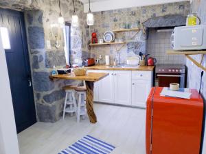 奥尔塔Casa Mar do Triângulo的小厨房配有木桌
