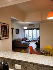 布宜诺斯艾利斯Recoleta Time的带沙发的客厅和客厅。