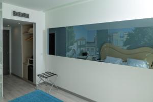 波瓦-迪瓦尔津瓦尔津酒店的一间设有床铺和玻璃墙的房间