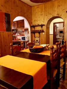 米努茨安诺维拉吉奥巴里拉里公寓的带木墙的厨房以及带桌椅的厨房。