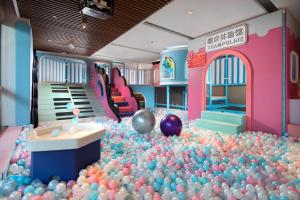 三亚三亚亚龙湾星华套房假日酒店的一间房间里放着一堆球的房间