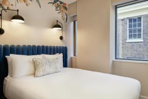 悉尼Aiden by Best Western Darling Harbour的一间卧室设有一张床和一个窗口