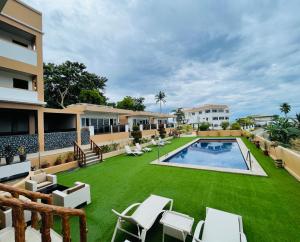 波尔多·格尼拉佛得角景别墅酒店的后院的游泳池和草坪