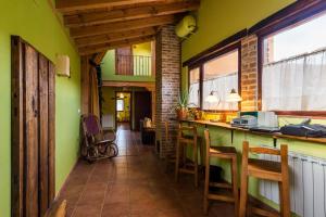 San Martín de Perapertú皮耶德拉阿比耶塔乡村酒店的厨房拥有绿色的墙壁和桌椅