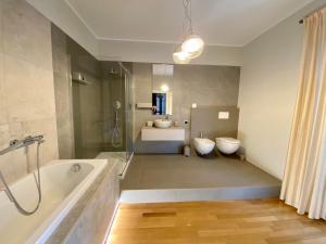 蒙基耶罗Oasi di Monchiero的浴室配有2个卫生间、浴缸和水槽