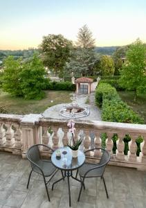 蒙基耶罗Oasi di Monchiero的一个带桌椅的庭院和一个喷泉