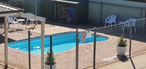 德尼利昆Centrepoint Motel Deniliquin的院子中游泳池周围的围栏