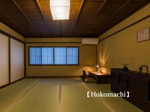 京都Kyoisuke的一个空房间,有窗口和一张桌子