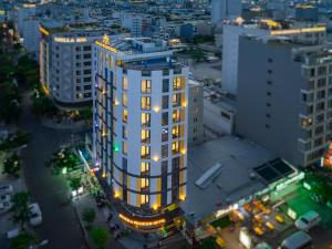 岘港Menora Premium Da Nang - Sea Corner Boutique的高层白色建筑的天窗