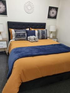 金皮Nomads Rest的一间卧室配有一张带枕头的大型黄色床