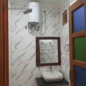 斋沙默尔金万寿菊酒店的一间带水槽和镜子的浴室