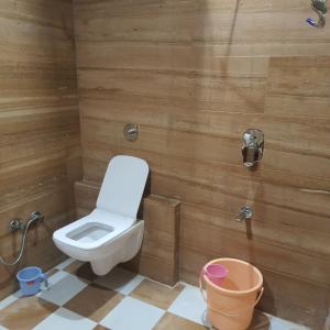 斋沙默尔金万寿菊酒店的一间带卫生间和桶的浴室