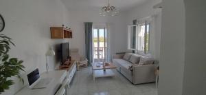 安提帕罗斯岛Camara House, Antiparos的带沙发和电视的客厅