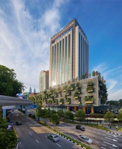 吉隆坡吉隆坡宾乐雅臻选酒店的停车场的大建筑的 ⁇ 染