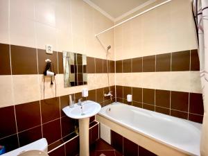 阿特劳萨莱巴图旅馆的一间带水槽、浴缸和卫生间的浴室